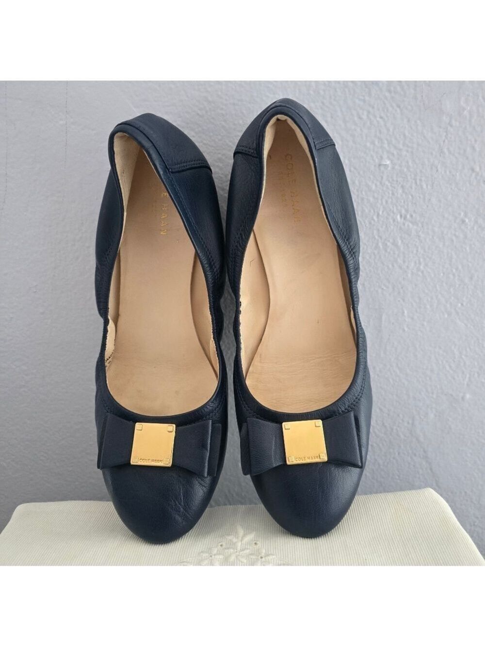 Cole Haan Emory Navy Leather Bow Gold Logo Ballet Flats - Picture 13 of 14